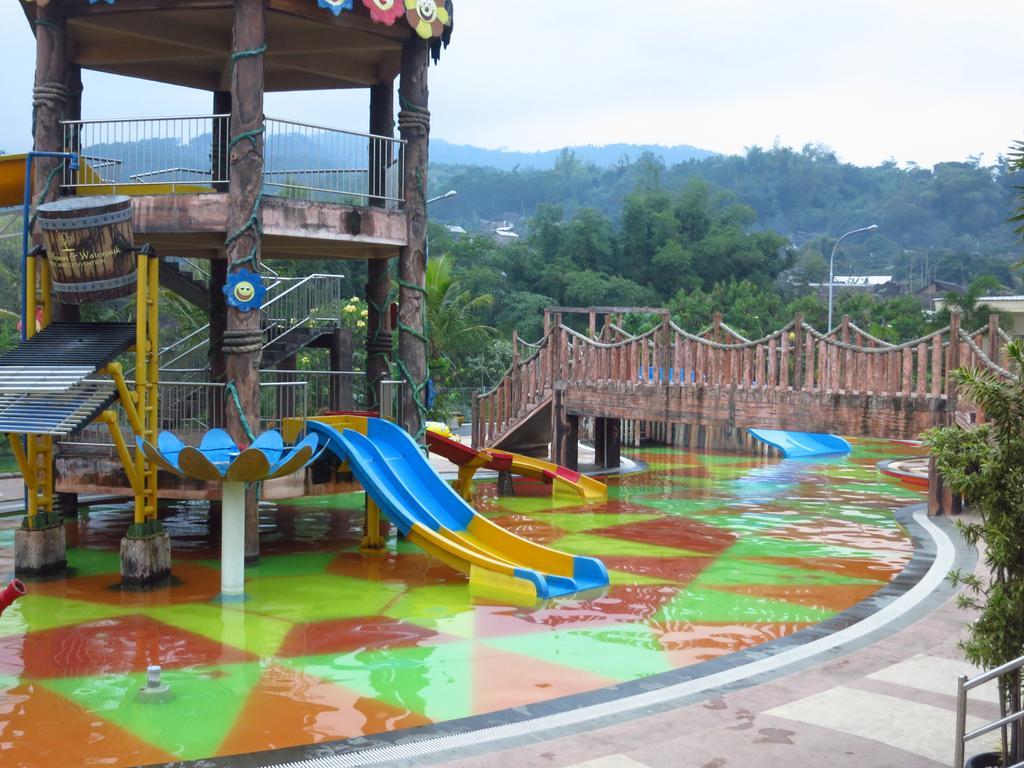 Bess Resort & Waterpark Hotel And Convention Malang Exterior photo