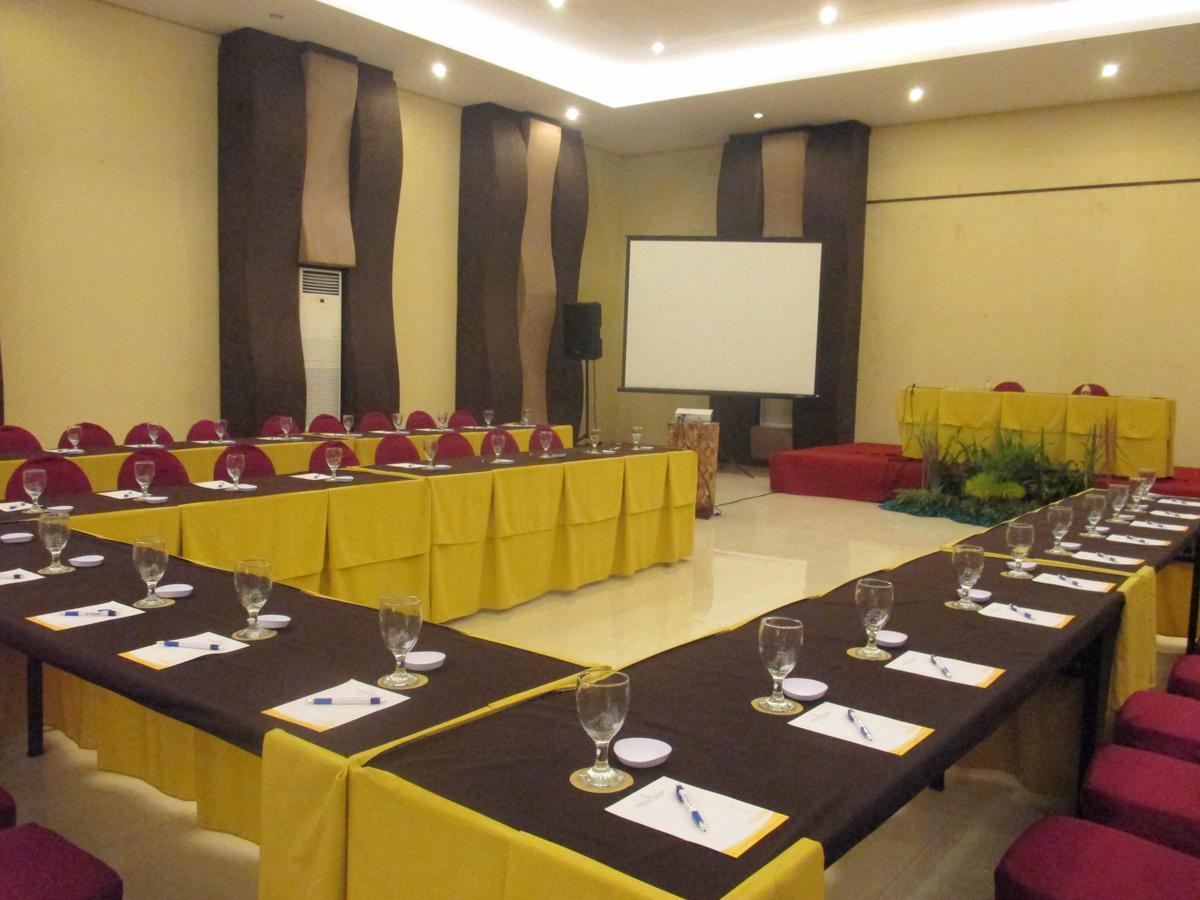 Bess Resort & Waterpark Hotel And Convention Malang Exterior photo